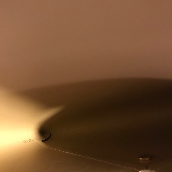 Louis Vuitton - Picture 9 of 10